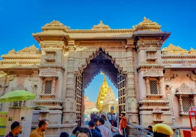 Ganga Dwar gateway of the Kashi Vishwanath Corridor with the temple golden spire visible through the arch